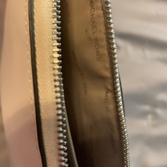 Authentic Michael Kors Big Wristlet white floral - Picture 10 of 10